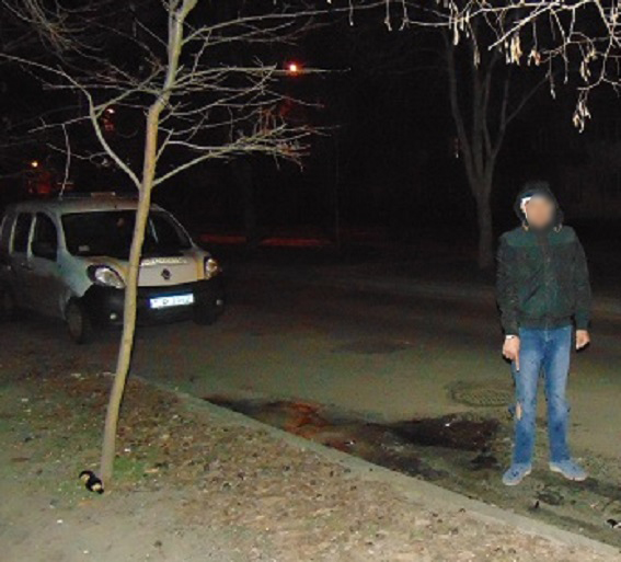 В Киеве мужчина избил иностранца и забрал его кошелек и автомобиль