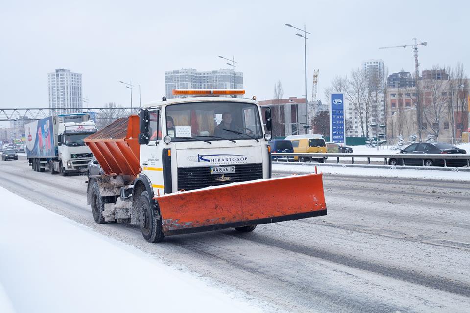 Снег в Киеве убирают 300 единиц техники и 4 тысячи человек