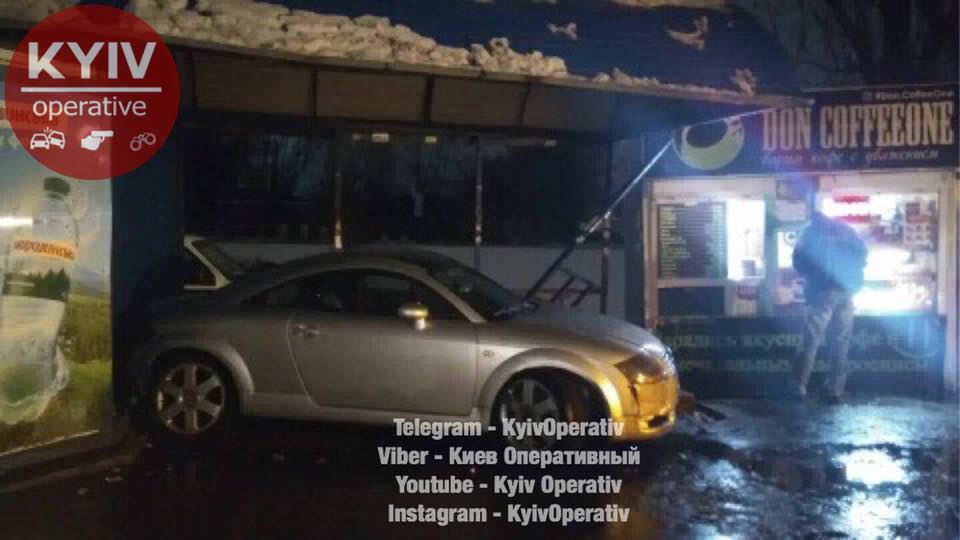 На Окружной дороге в Киеве автомобиль въехал в остановку (фото)