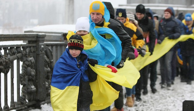 На мосту Патона в Киеве создали живую цепь в честь Дня Соборности (фото, видео)