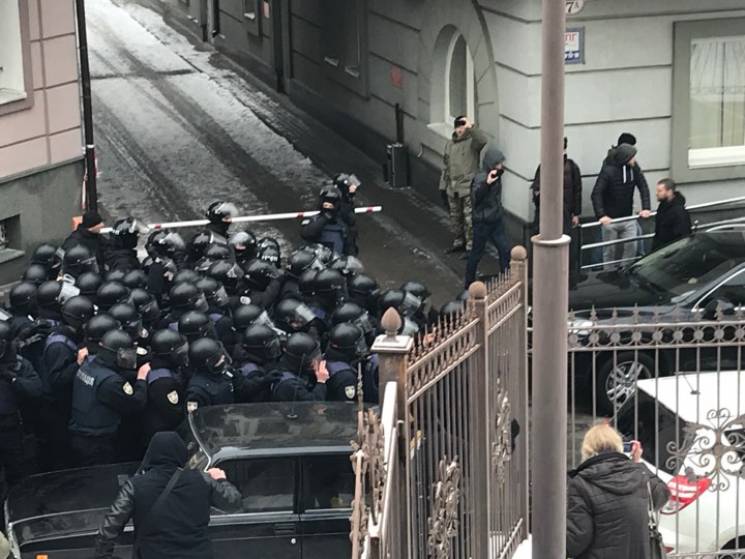 Столкновения возле Соломенского суда в Киеве: ранен полицейский (фото, видео)