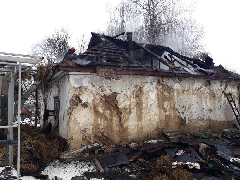 Из-за пожара частный дом под Киевом остался без крыши (фото)