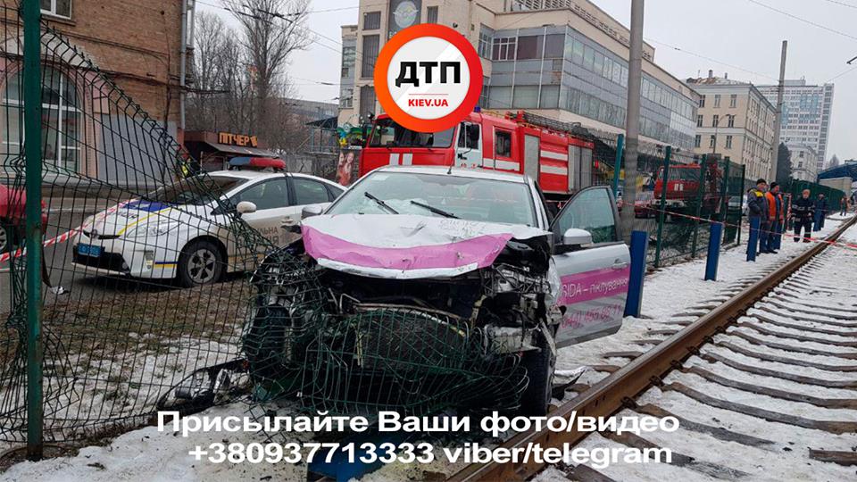 На столичной Борщаговке произошло масштабное ДТП, движение трамваев заблокировано (фото, видео)
