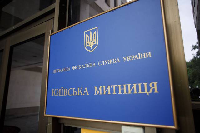 Следователи Военной прокуратуры задержали киевского таможенника на основании взятки, которую “нашли” спустя час после задержания