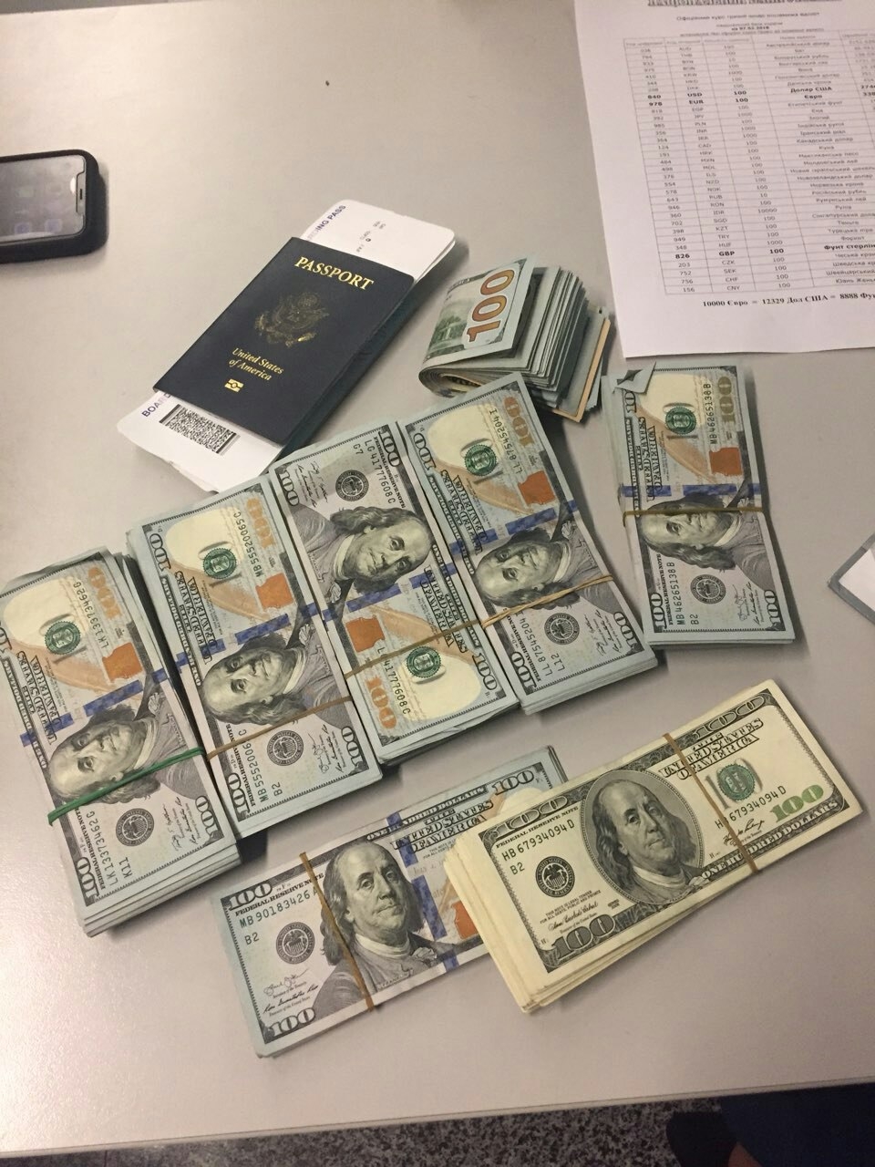 В “Борисполе” иностранец незаконно пытался ввезти более 50 тыс. долларов США