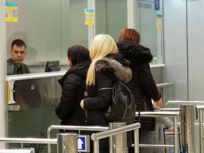 В аэропорту “Киев” задержали иностранца, который переправлял трех украинок в Испанию (фото)