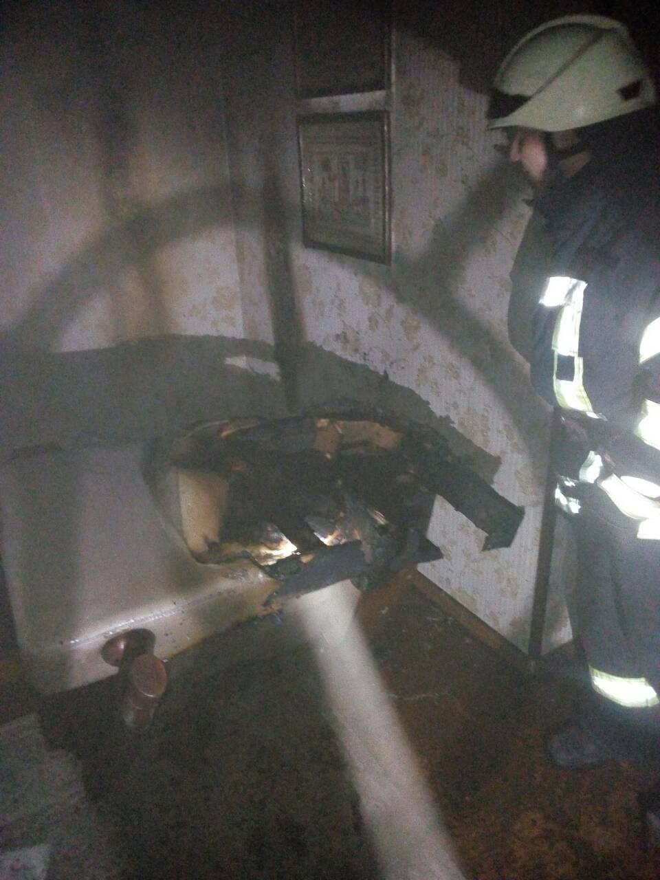 На Киевщине спасатели из-за пожара эвакуировали 7 человек из многоэтажного дома
