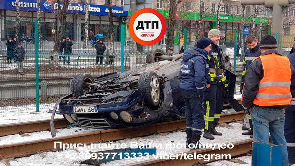 На столичной Борщаговке произошло масштабное ДТП, движение трамваев заблокировано (фото, видео)