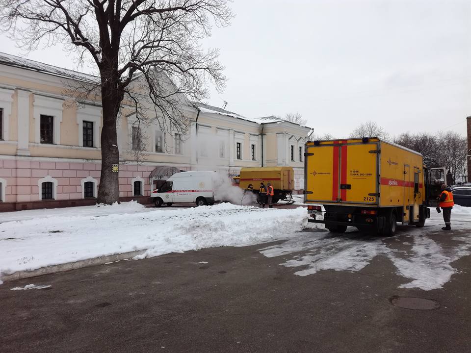 Из-за аварии на теплотрассе залит кипятком и закрыт музей Ивана Гончара в Киеве (фото)