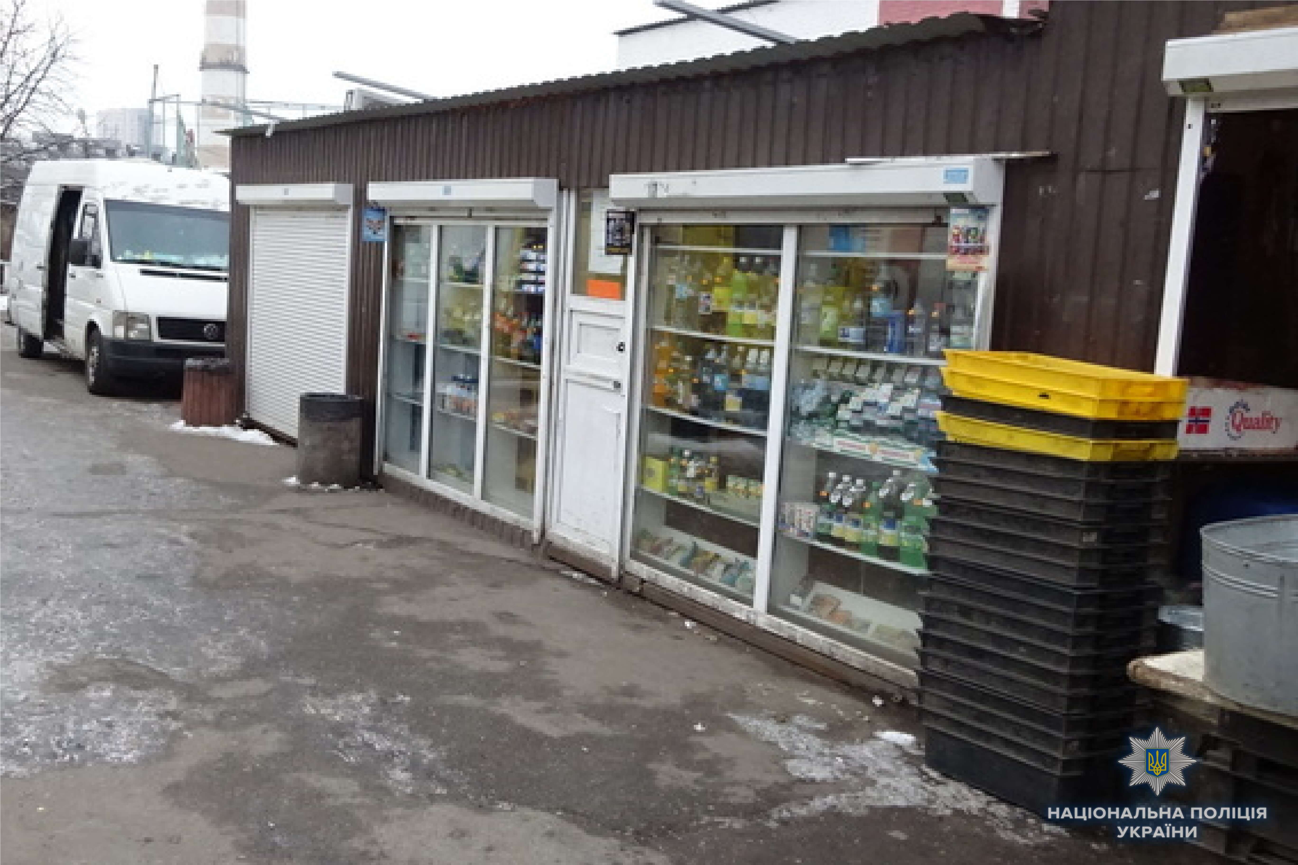 Правоохранители Киева “накрыли” магазин, где без лицензии торговали алкоголем (фото, видео)