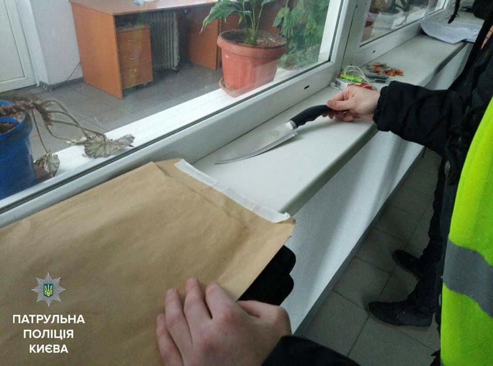 В Киеве на остановке транспорта один пассажир ножом убил другого за сделанное ему замечание (фото)