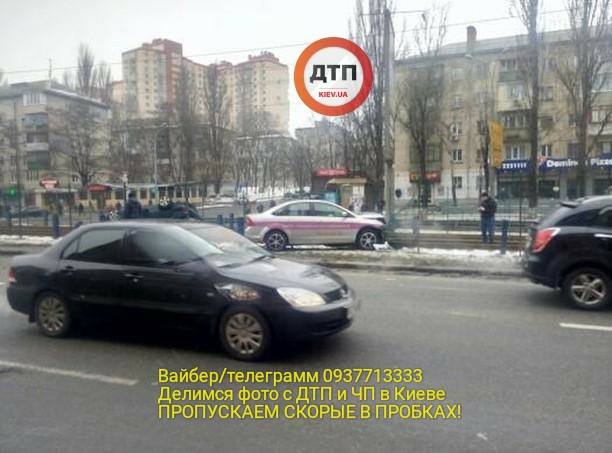 На столичной Борщаговке произошло масштабное ДТП, движение трамваев заблокировано (фото, видео)