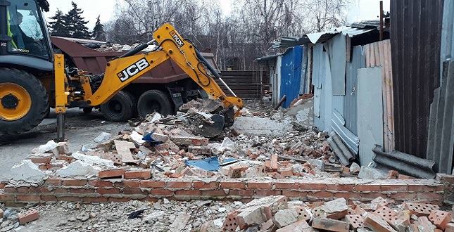 Столичные коммунальщики вывезли 50 тонн строительного мусора после демонтажа МАФов на Дарницкой площади (фото)