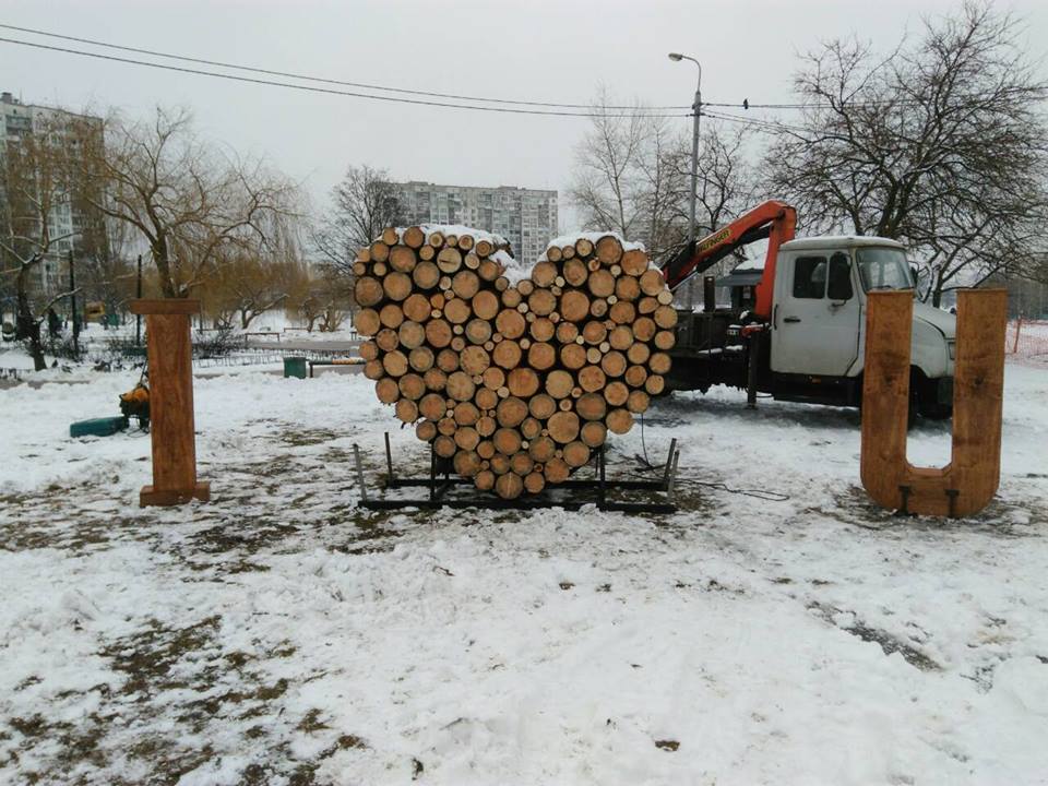 Возле озера Тельбин в Киеве появилась огромная “валентинка”
