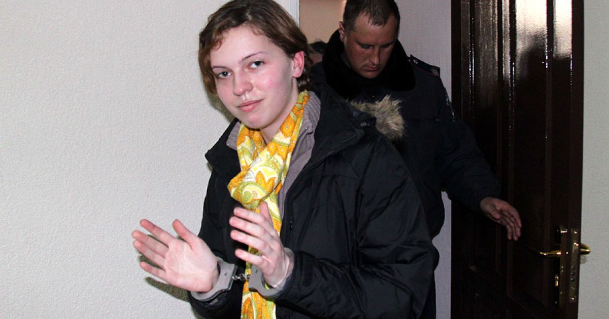 Девушке, жарившей на “Вечном огне” в Киеве яичницу, заплатят 4 тыс. евро компенсации