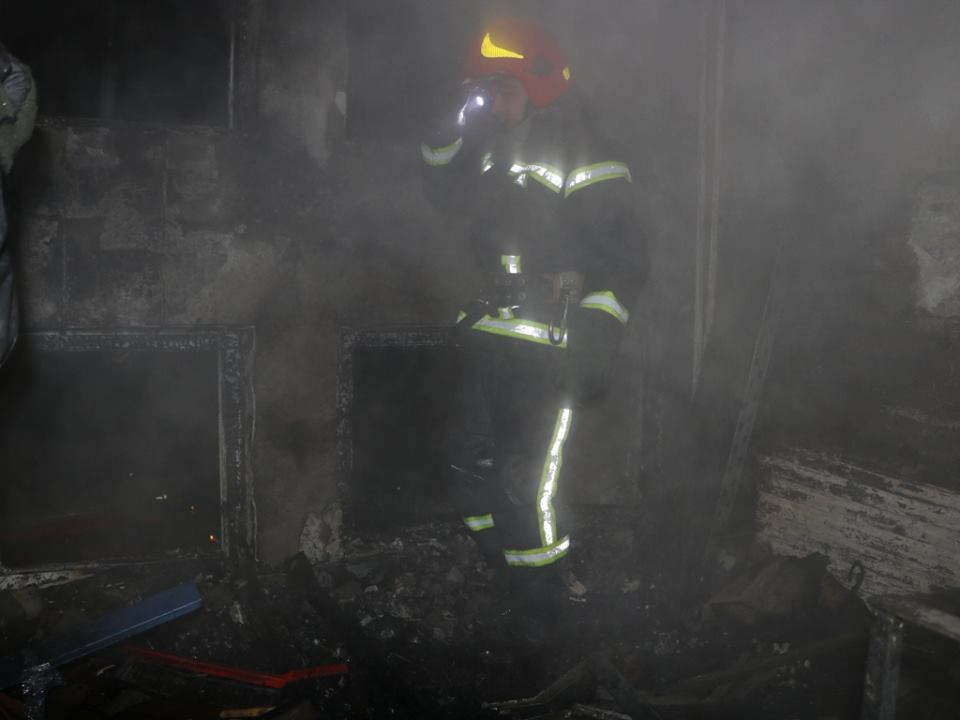 Ночью спасатели Киева тушили пожар в подъезде многоэтажки (фото)