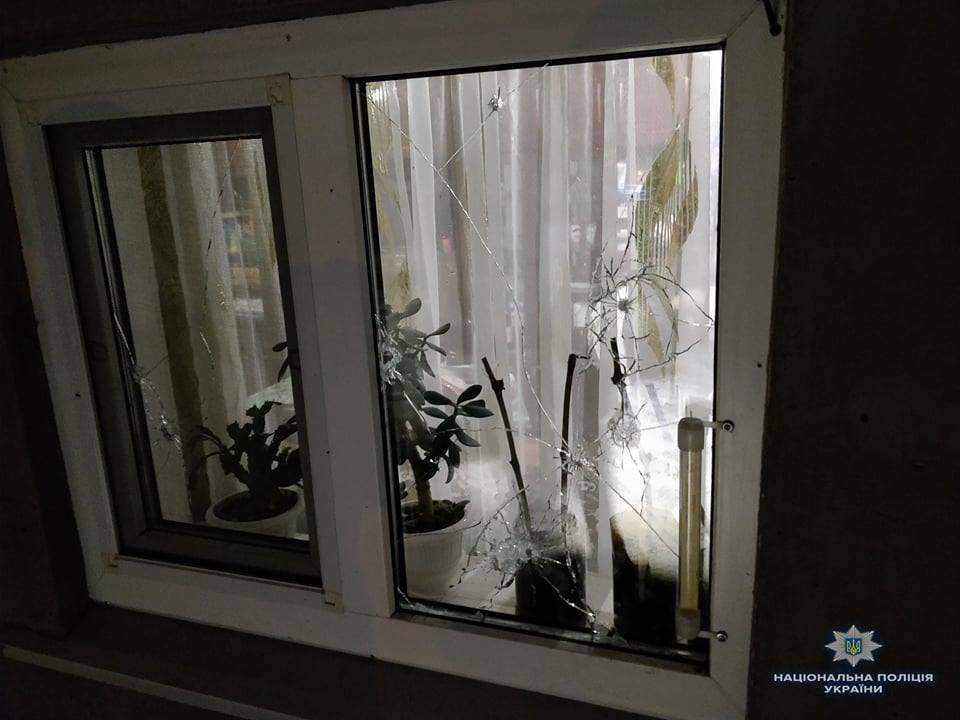 Житель Киевщины стрелял из автомата Калашникова и бросал гранаты в соседей и в полицию (фото)