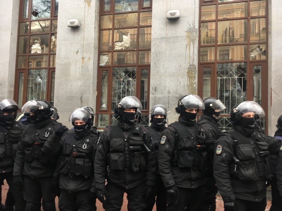 Националисты в столице били стекла в окнах российских банков и здания Россотрудничества (видео)