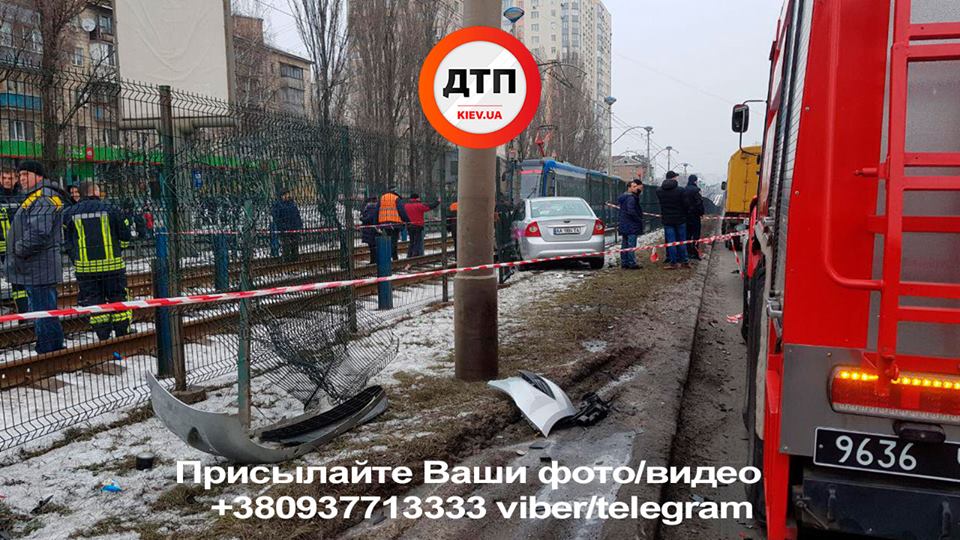 На столичной Борщаговке произошло масштабное ДТП, движение трамваев заблокировано (фото, видео)