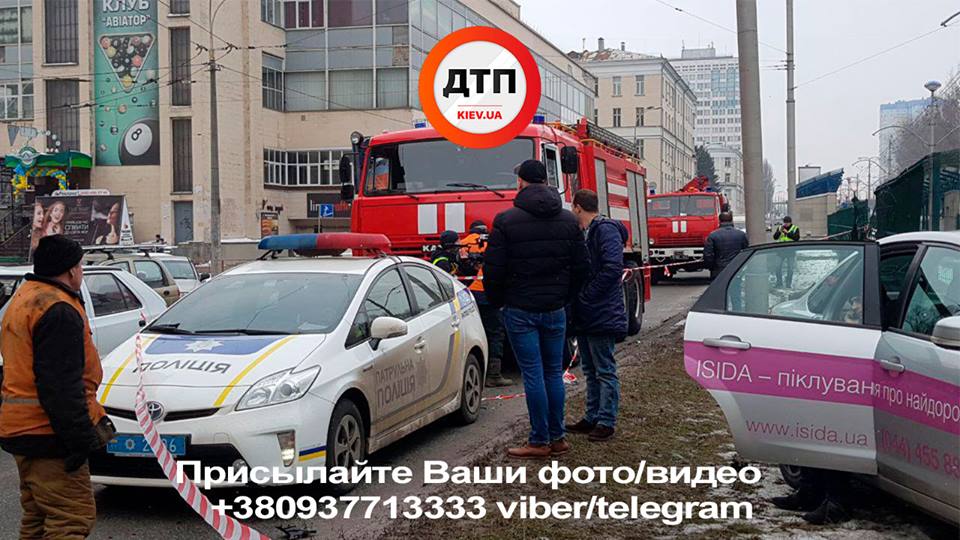 На столичной Борщаговке произошло масштабное ДТП, движение трамваев заблокировано (фото, видео)