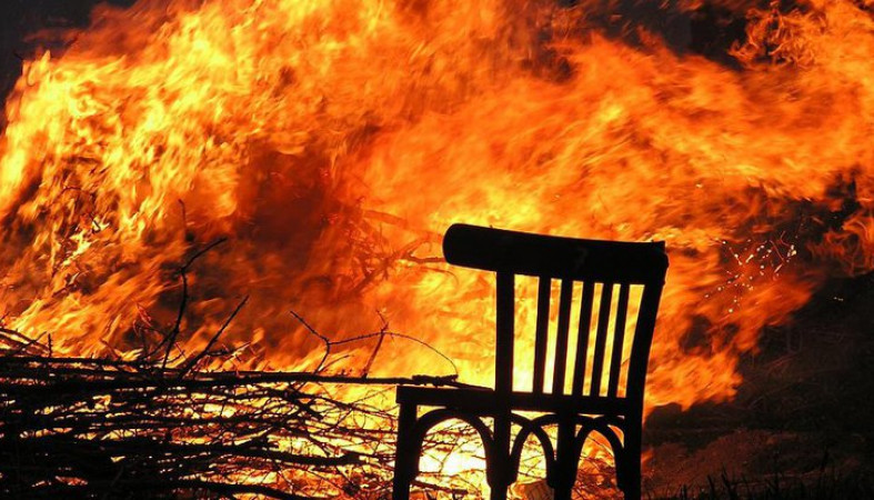 Во время тушения пожара в частном доме киевские спасатели нашли обгоревшее тело