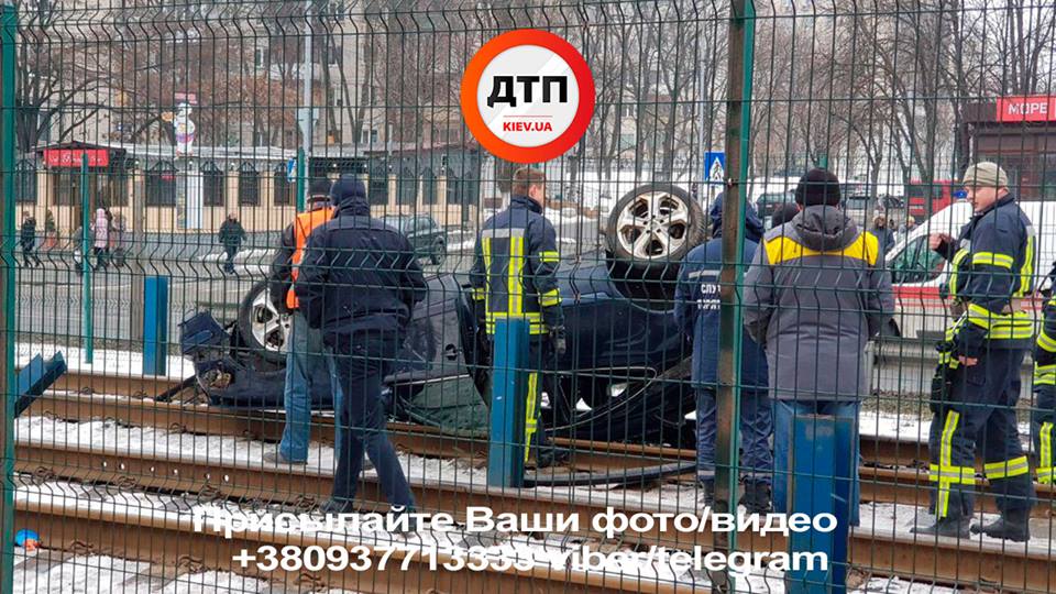 На столичной Борщаговке произошло масштабное ДТП, движение трамваев заблокировано (фото, видео)