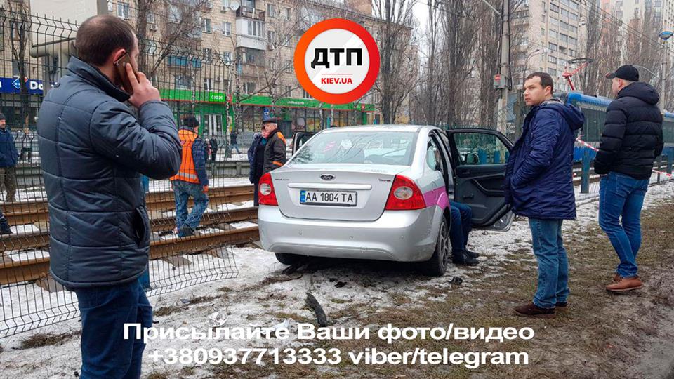 На столичной Борщаговке произошло масштабное ДТП, движение трамваев заблокировано (фото, видео)
