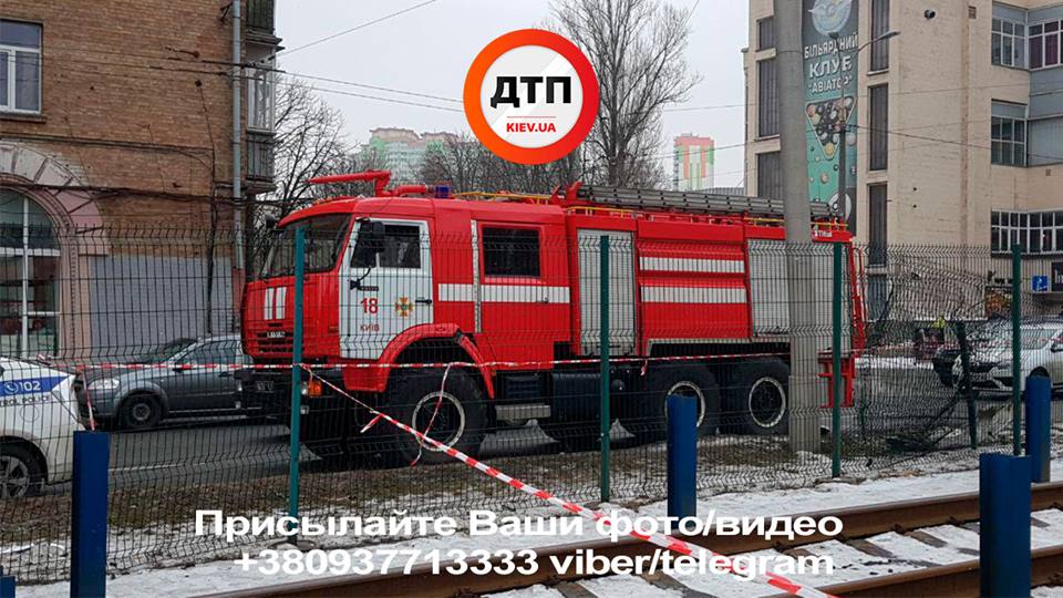 На столичной Борщаговке произошло масштабное ДТП, движение трамваев заблокировано (фото, видео)