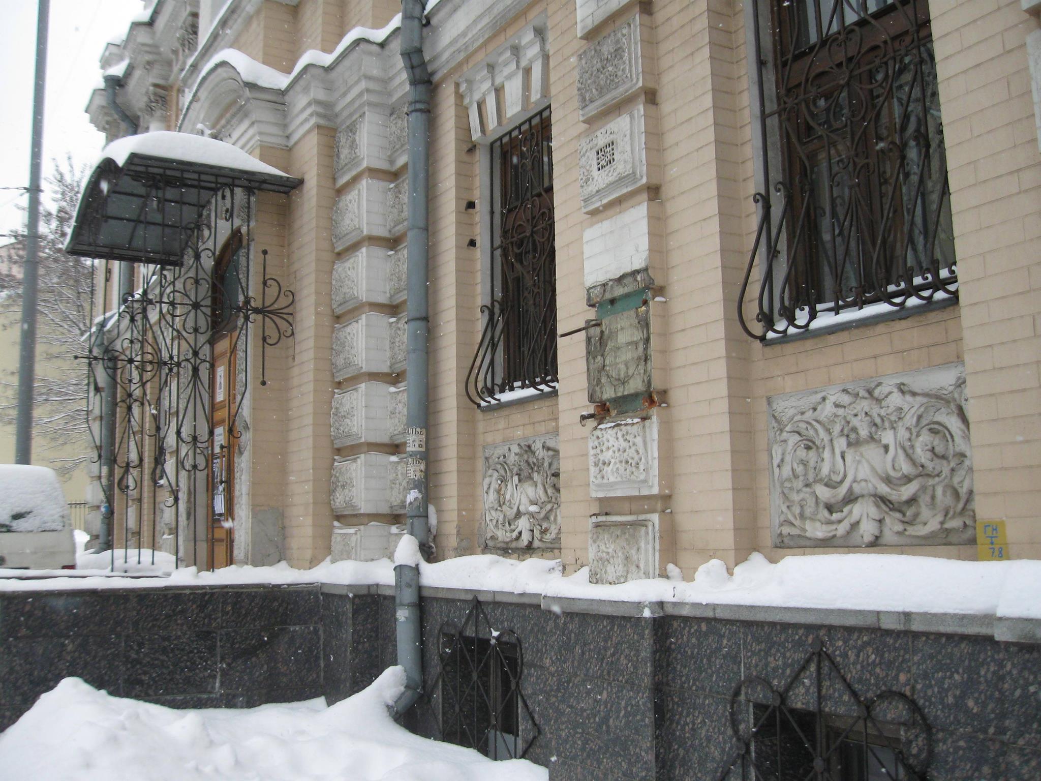 В Киеве с фасада музея Леси Украинки украли бюст поэтессы (фото)