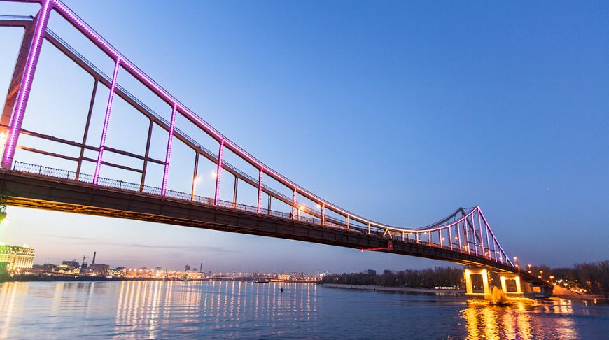 Сегодня “Киевгорсвет” подсветит Парковый мост фиолетовым цветом