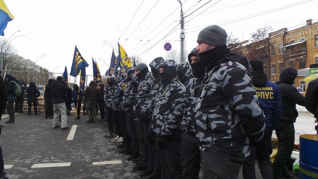 Под посольством РФ в Киеве проходит акция националистов, МВД ограничило доступ к диппредставительству (фото, видео)