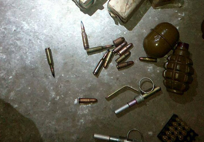 В Борисполе полиция обнаружила в подвале гранаты, патроны и автомобильные номера (фото)