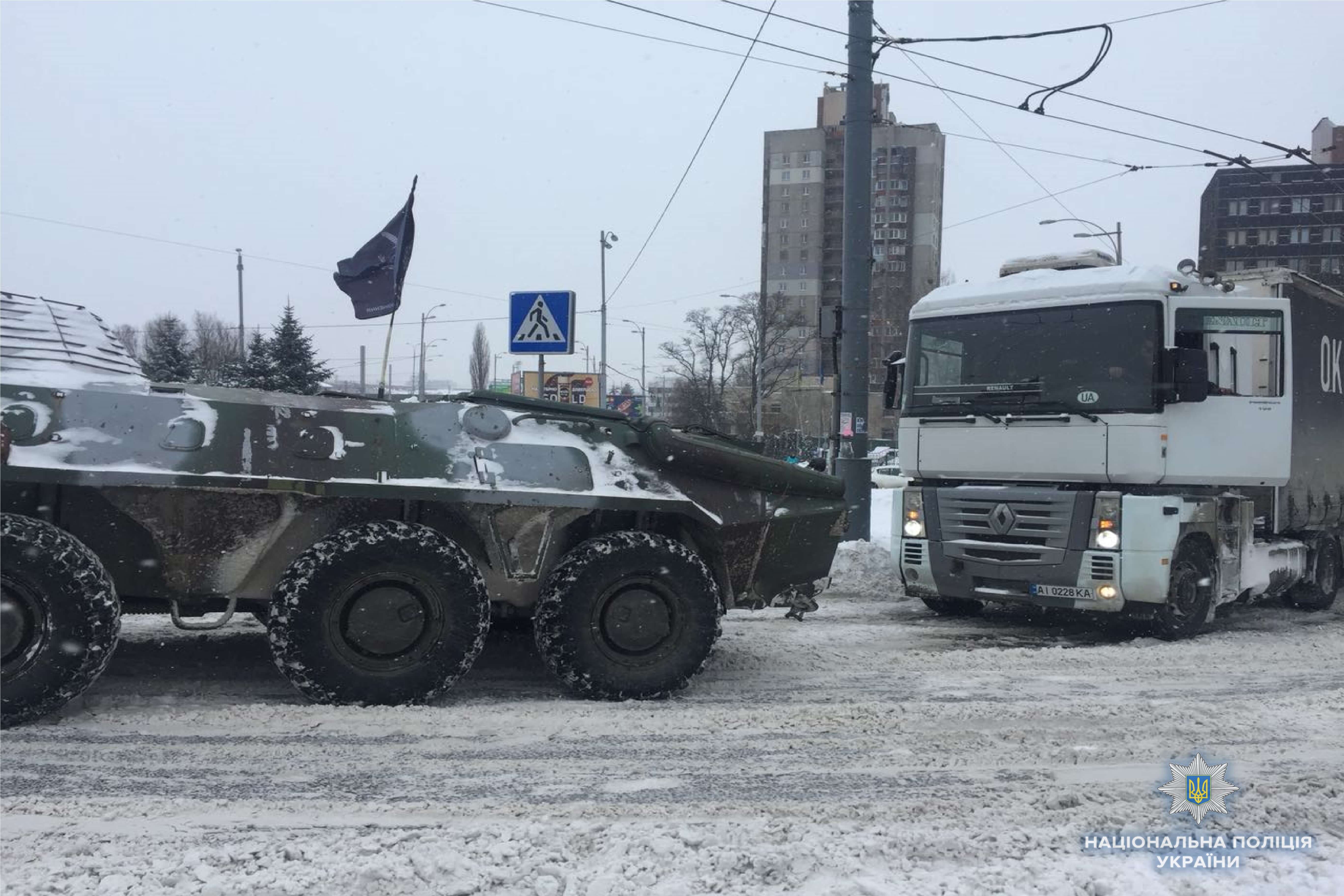 Пробки в Киеве достигли 8 балов: для помощи водителям привлечены БТРы (фото, видео)