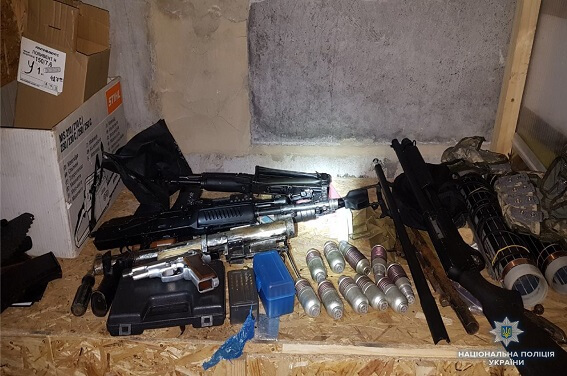 Киевлянин в гараже создал нарколабораторию и хранил арсенал оружия и боеприпасов (фото)