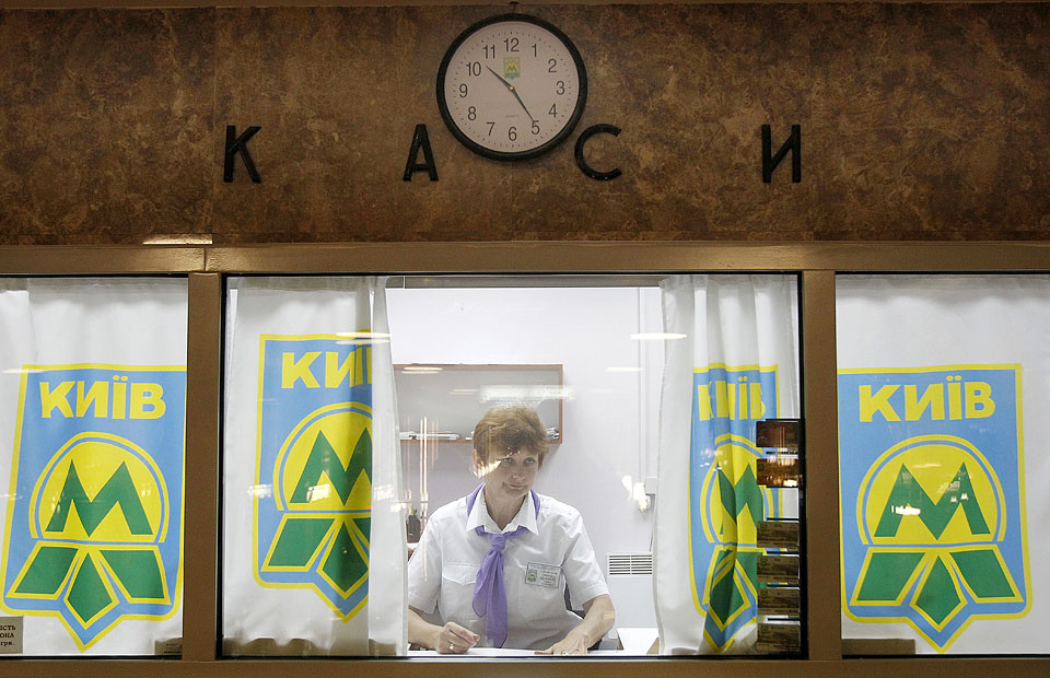 Киевский метрополитен на четырех станциях открыл кассы по работе только с картами метро