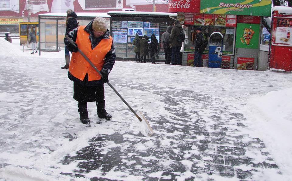 Инспекторы КП “Киевблагоустройство” за один день составили 19 протоколов и вручили 326 предписаний об уборке снега