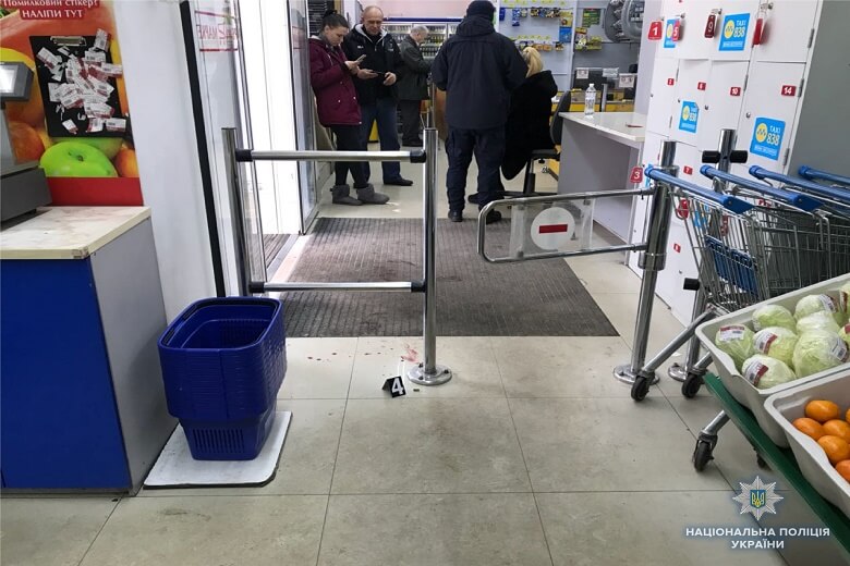 В магазине на столичном Подоле произошла стрельба: ранена женщина (фото)