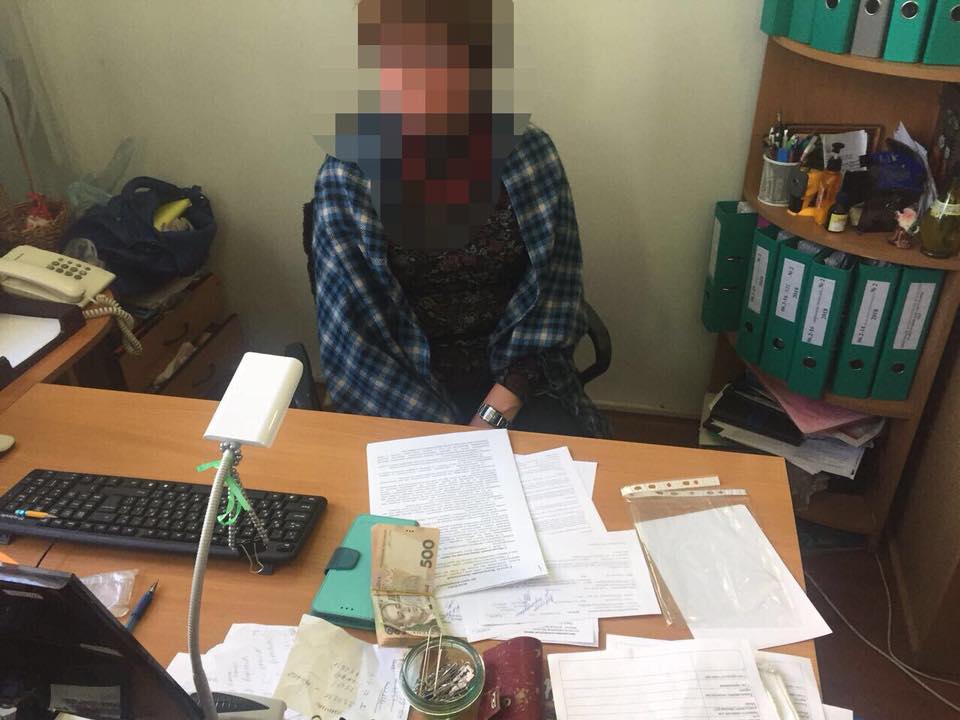 Во время получения взятки в 15 тысяч гривен задержан чиновник КГГА (фото)
