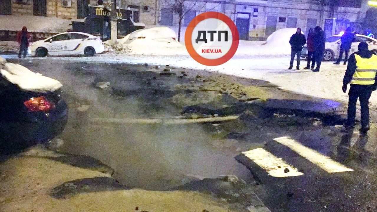 Масштабный прорыв трубы в Шевченковском районе: 6 жилых домов остались без тепла (видео)