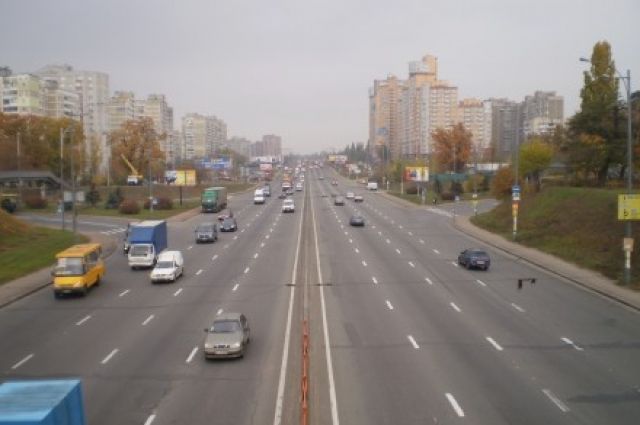 Киевские власти решили расширить проспект Палладина и обустроить там велосипедные дорожки