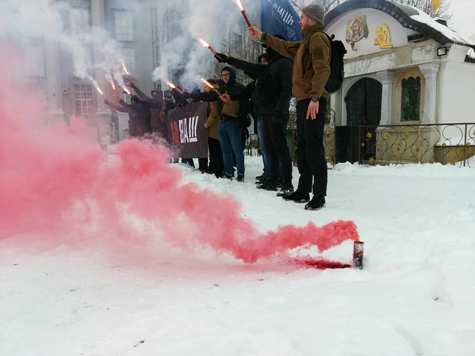 “Крым наш - ад ваш”: националисты устроили акцию возле незаконной часовни УПЦ МП (фото, видео)