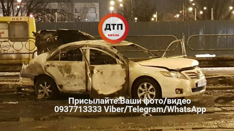 Возле метро “Лесная” в Киеве гранатой взорван автомобиль: один человек пострадал (фото, видео)