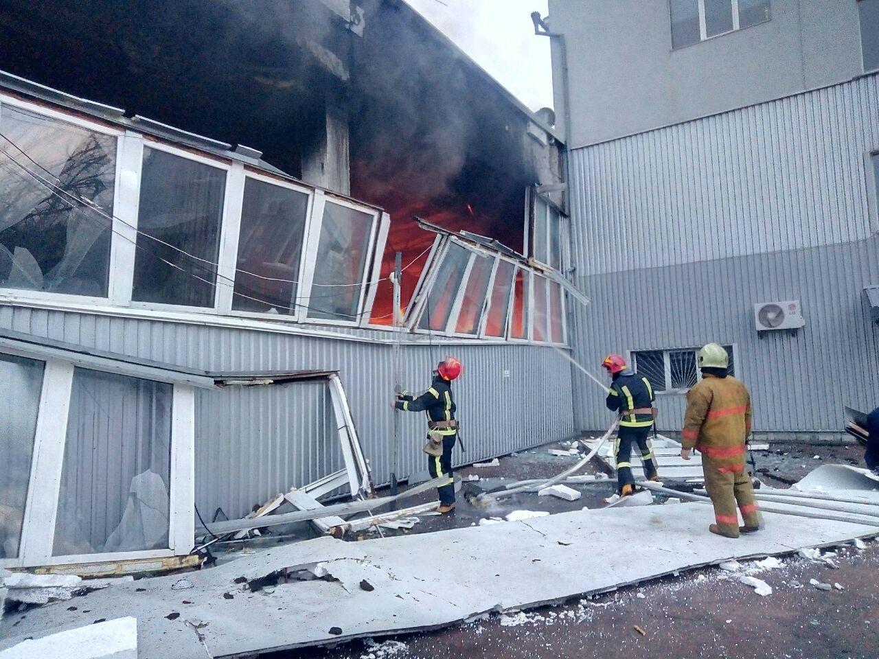 В Киеве на улице Туполева масштабный пожар: горит здание склада (фото, видео)