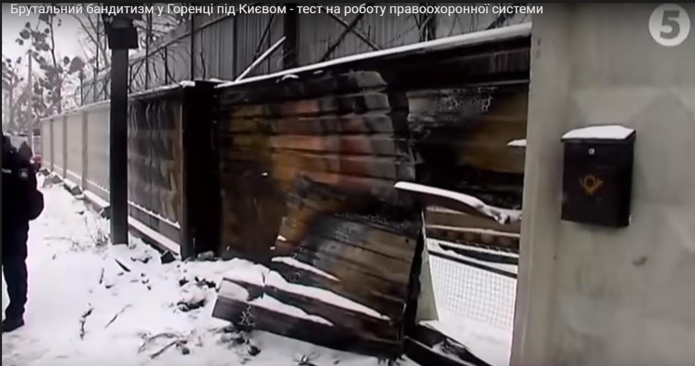 В селе под Киевом “титушки” громят имущество из-за “фейкового” ДОТа (фото, видео)