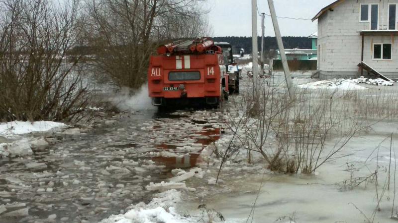 На Киевщине спасатели эвакуировали людей из затопленного и замерзшего дома (фото, видео)