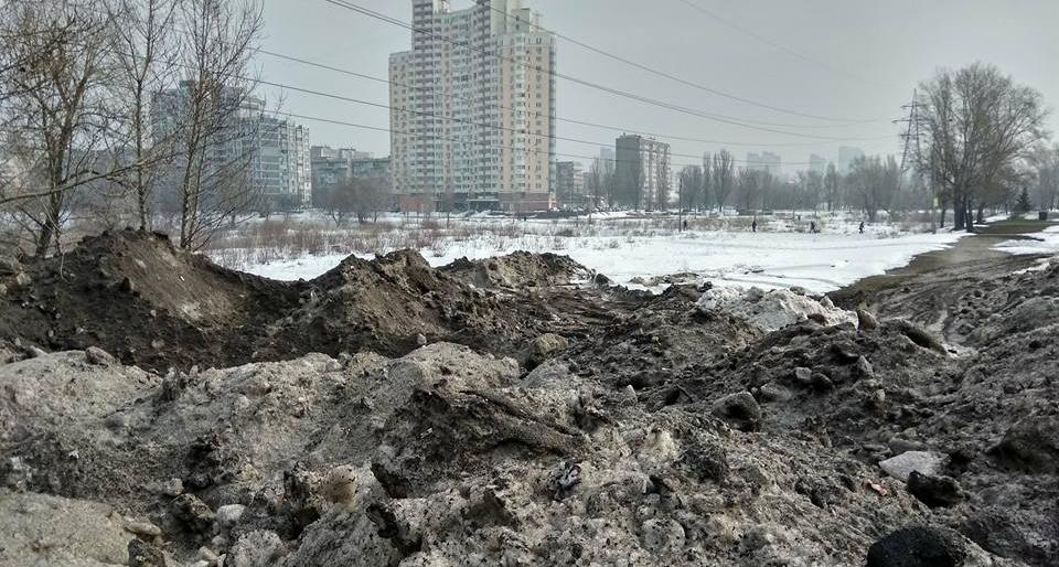 Коммунальщики сбрасывают собранный в Киеве снег на берег озера Иорданское (видео)