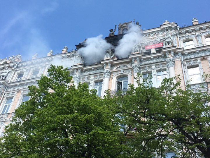 В центре Киева пылает дом Гинзбурга (фото)