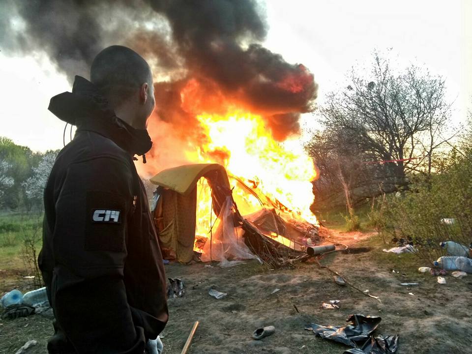 В Киеве националисты из С14 сожгли брошенный лагерь ромов на Лысой горе