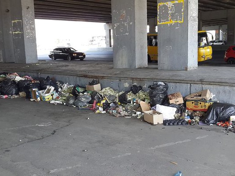 Станция метро “Осокорки” из-за нелегальных торговых точек превращается в мусорник