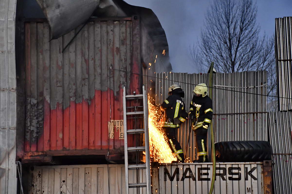Пожар на Вискозной в Киеве: горели биотуалеты и шины (фото)